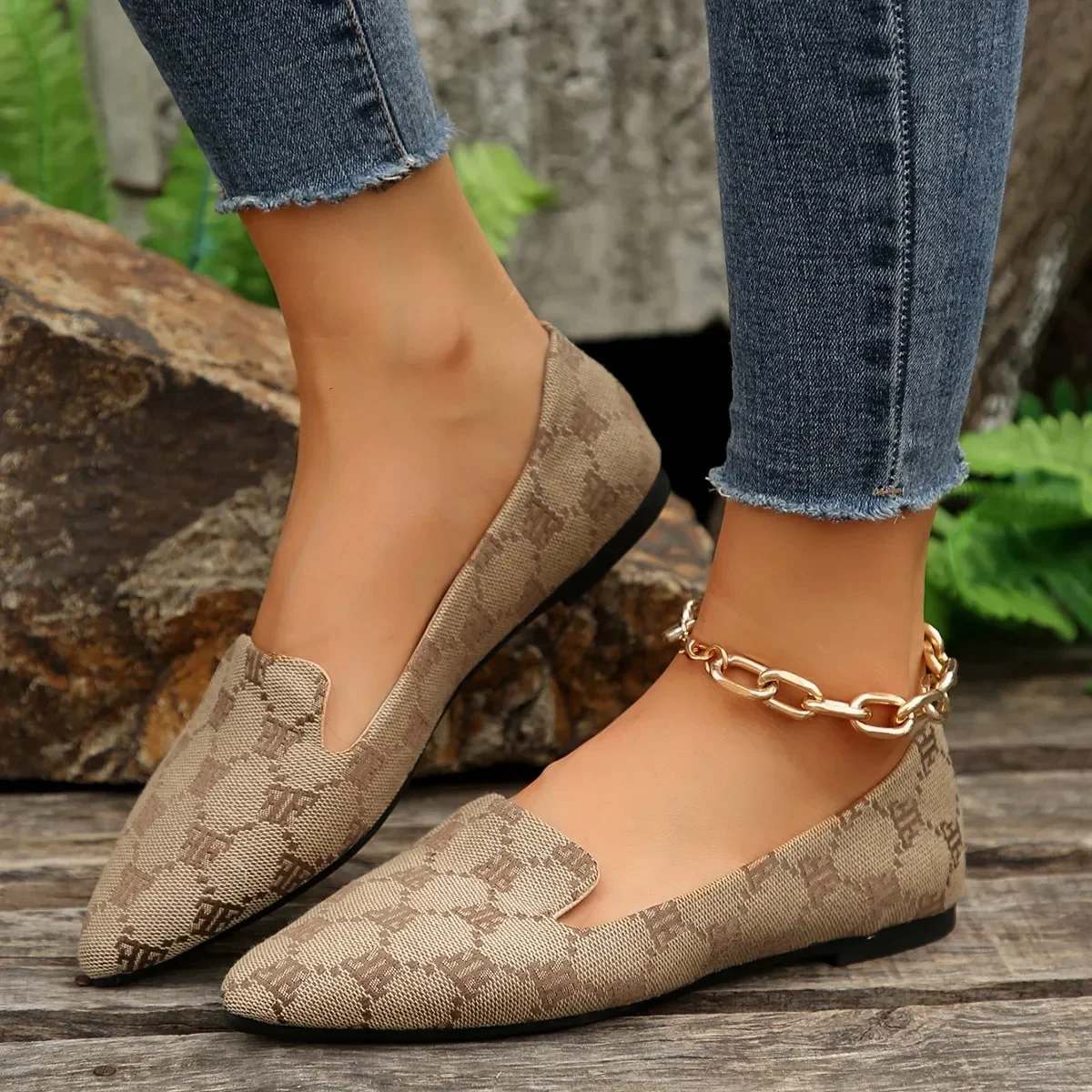 Spring and Autumn Fashion New Solid Color Sexy Pointed Toe Shallow Mouth Women's Casual and Comfortable Flat Walking Shoes