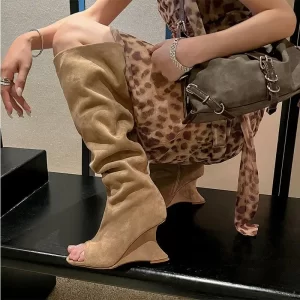 Arden Furtado 2025 Summer Suede Wedges Over the knee boots Peep toe Pleated Pull-on High-heeled Cool boots Large tubular boots